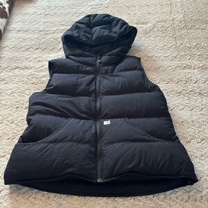 EUC women’s Carhartt Down Vest